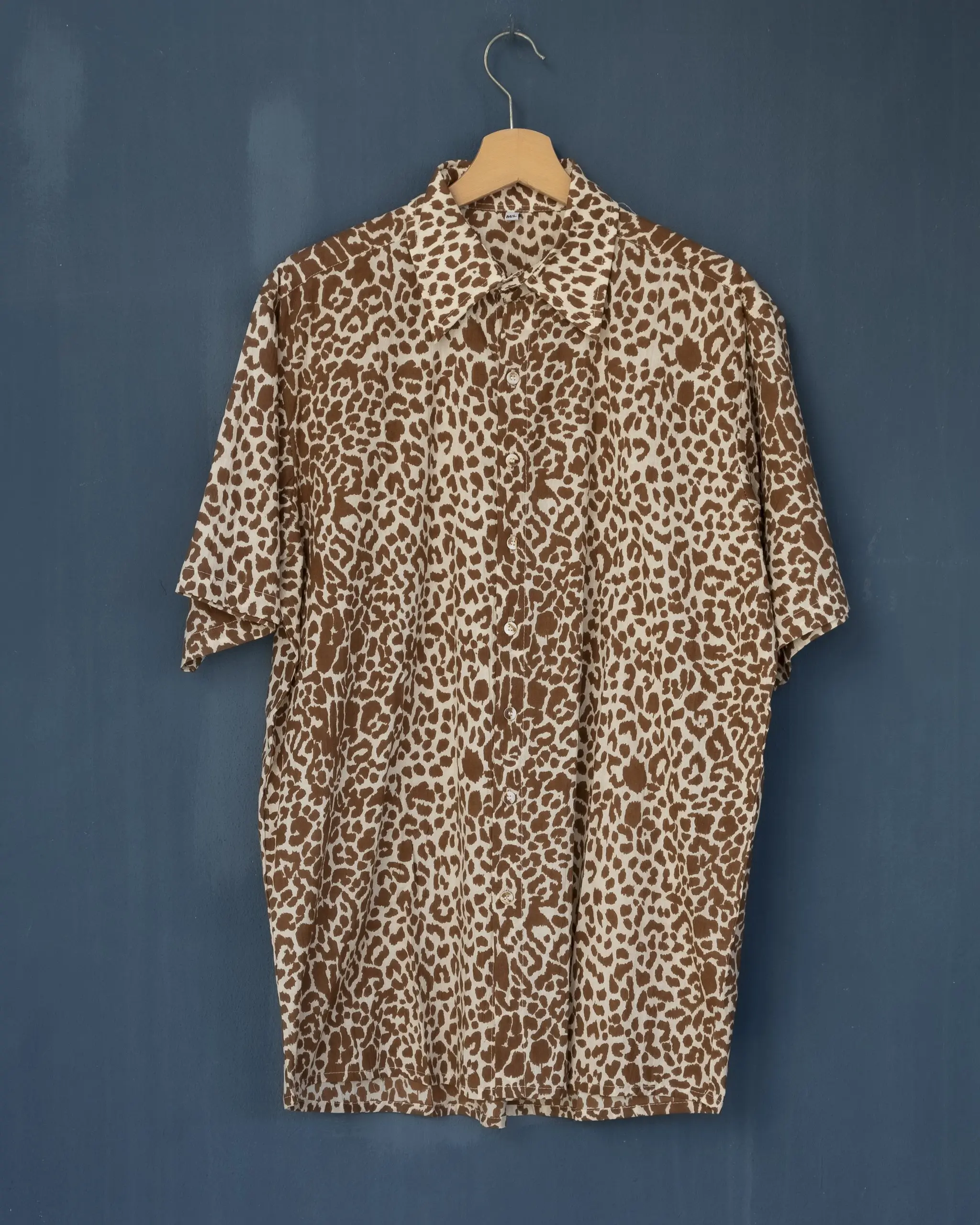 Camisa Manga Corta Leopardo Arena By Catalina