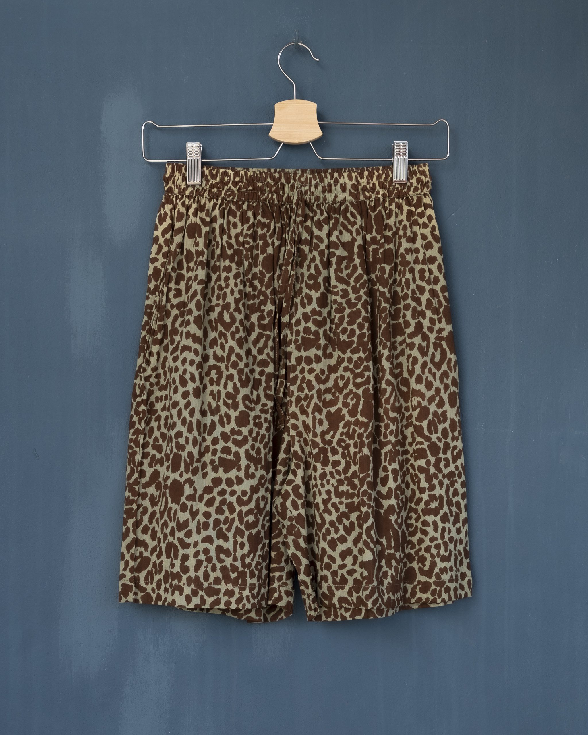 Pantalón corto leopardo tierra