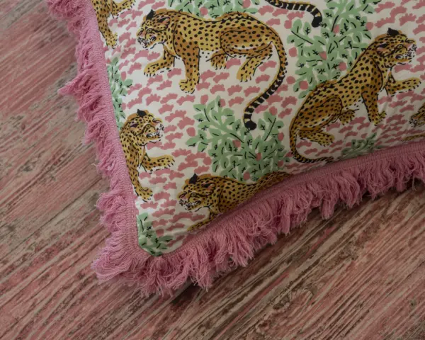 Funda Cojín Flecos Tigre Rosa - Imagen 3