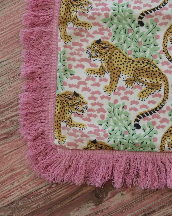 Funda Cojín Flecos Tigre Rosa - Imagen 2