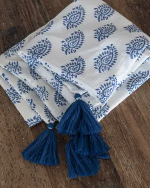 Funda Cojín Borlas Maribel By Catalina - 40 x 60 cm