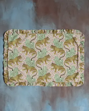 Funda Cojín Volantes Tigre Rosa