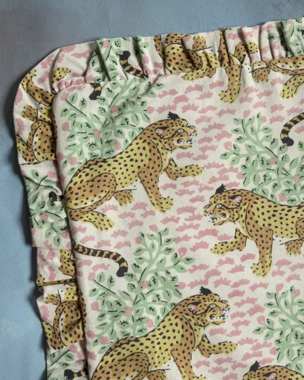 Funda Cojín Volantes Tigre Rosa - Imagen 2