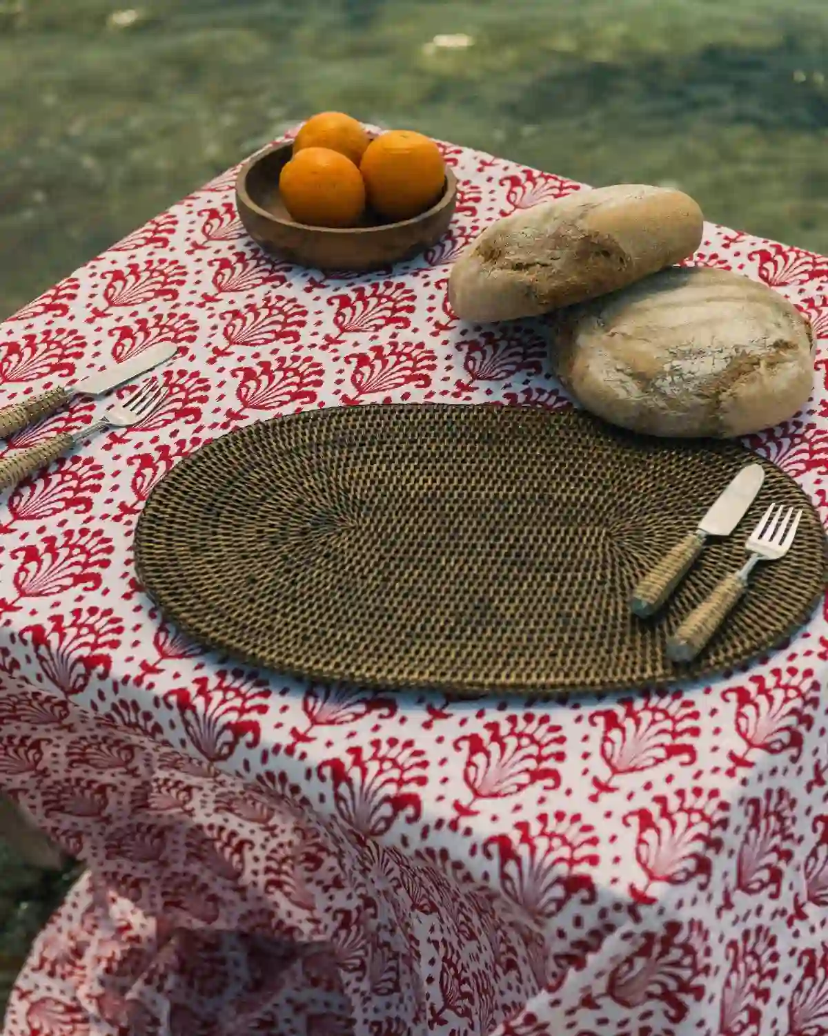 El Mantel Rojo Imperial de Cassai aporta carácter, elegancia y un aire mediterráneo a cualquier mesa.