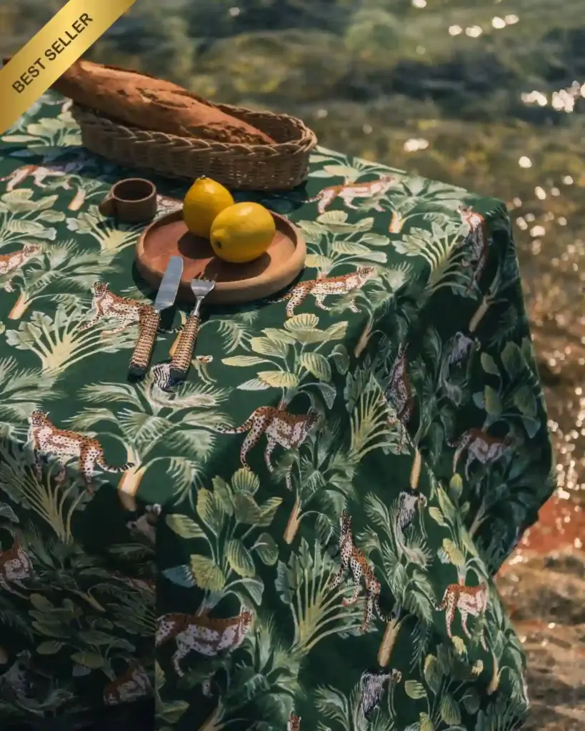 Mantel de algodón Jungla Verde con estampado tropical y animales salvajes, más vendido de Cassai Home.