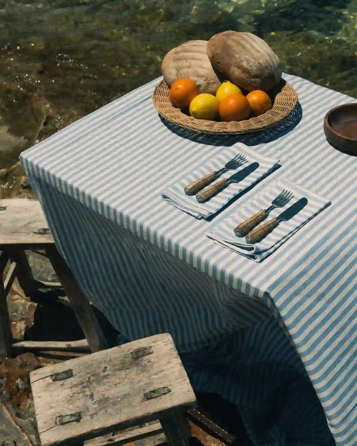 El Mantel Rayas Azul de Cassai aporta frescura y elegancia a mesas de exterior con un clásico diseño de inspiración mediterránea.