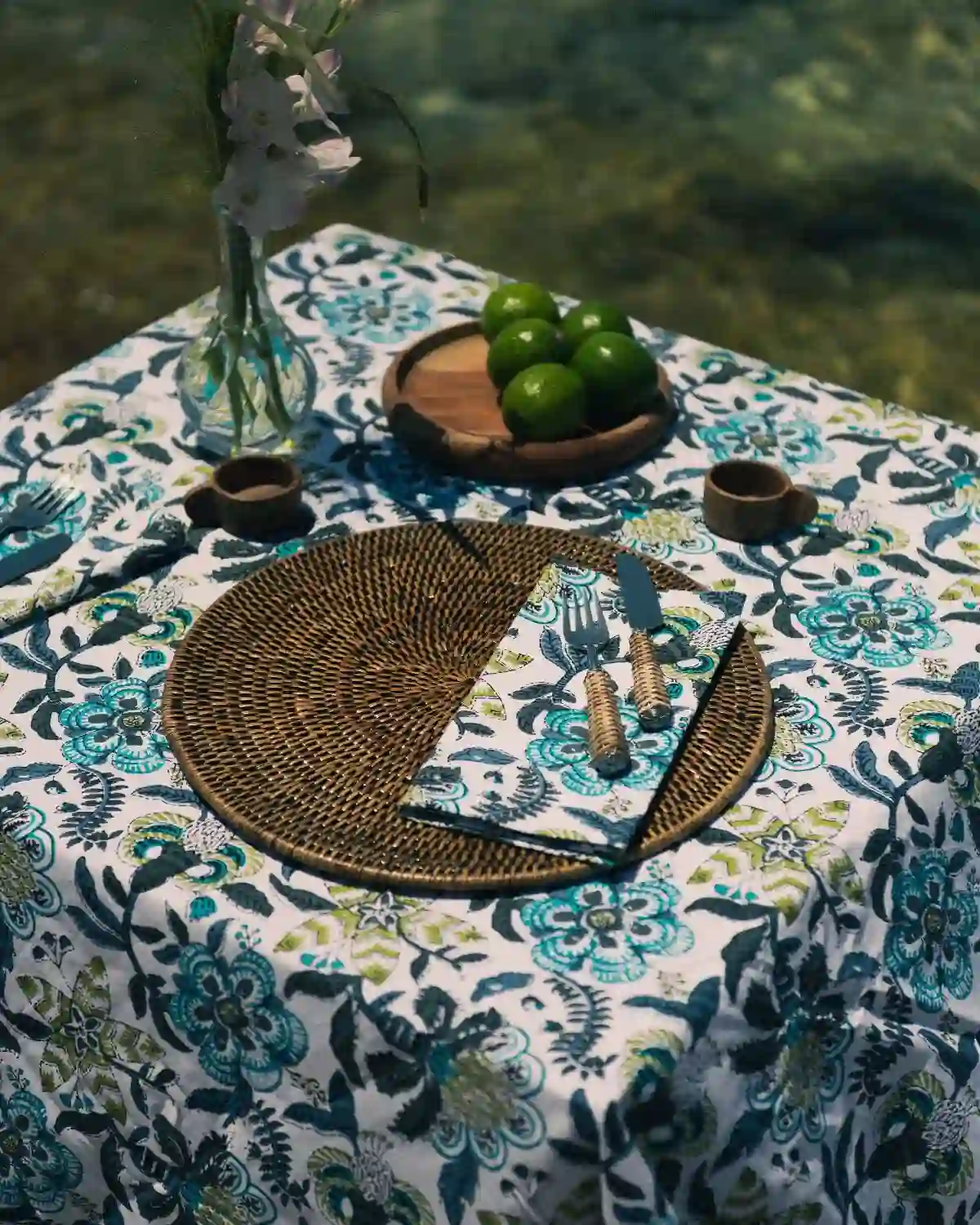 El Mantel Cupido Azul de Cassai combina un delicado estampado floral con inspiración mediterránea para vestir la mesa con elegancia y frescura.