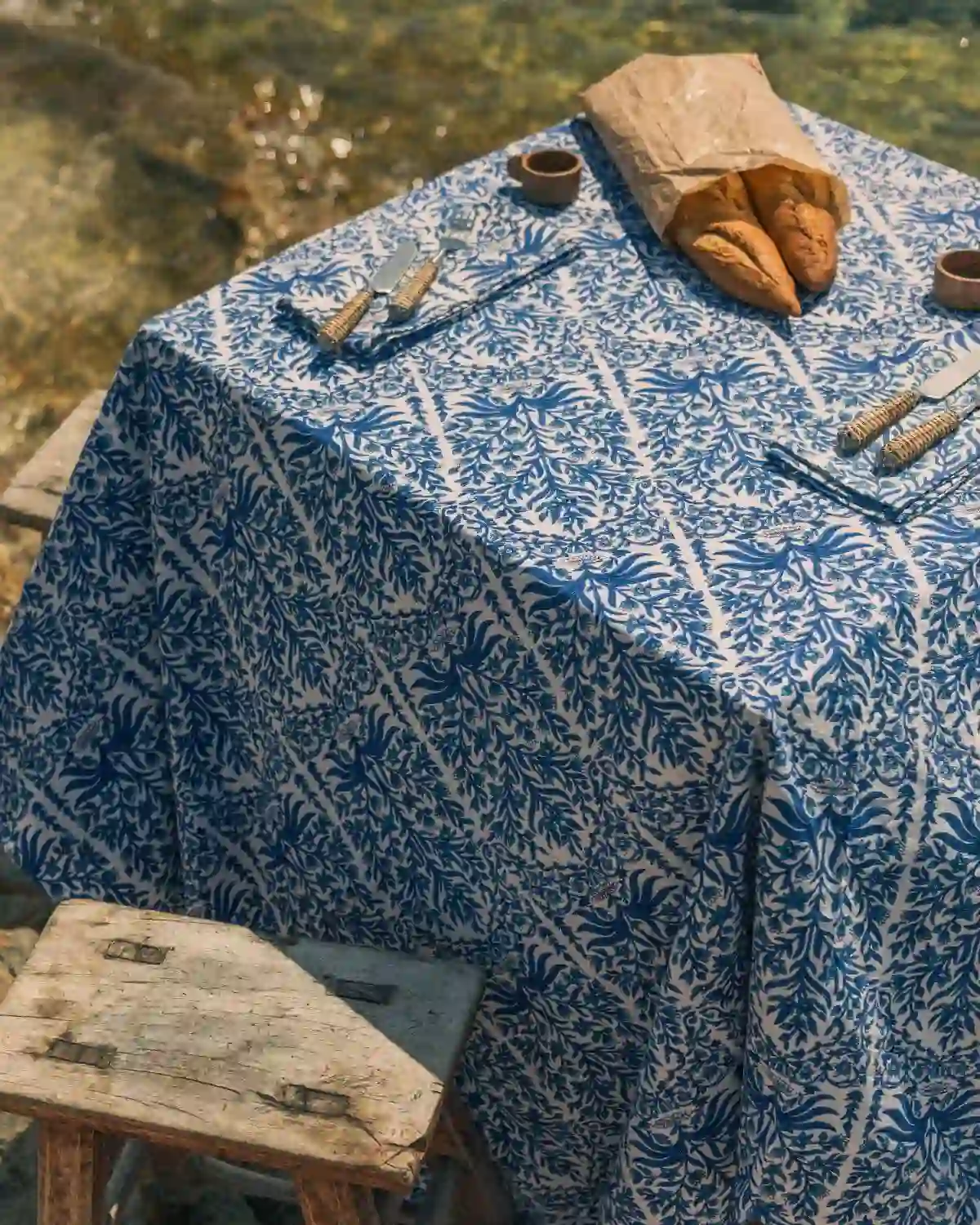 El mantel Enredadera Azul de Cassai fusiona la elegancia de los estampados botánicos con el encanto del Mediterráneo.