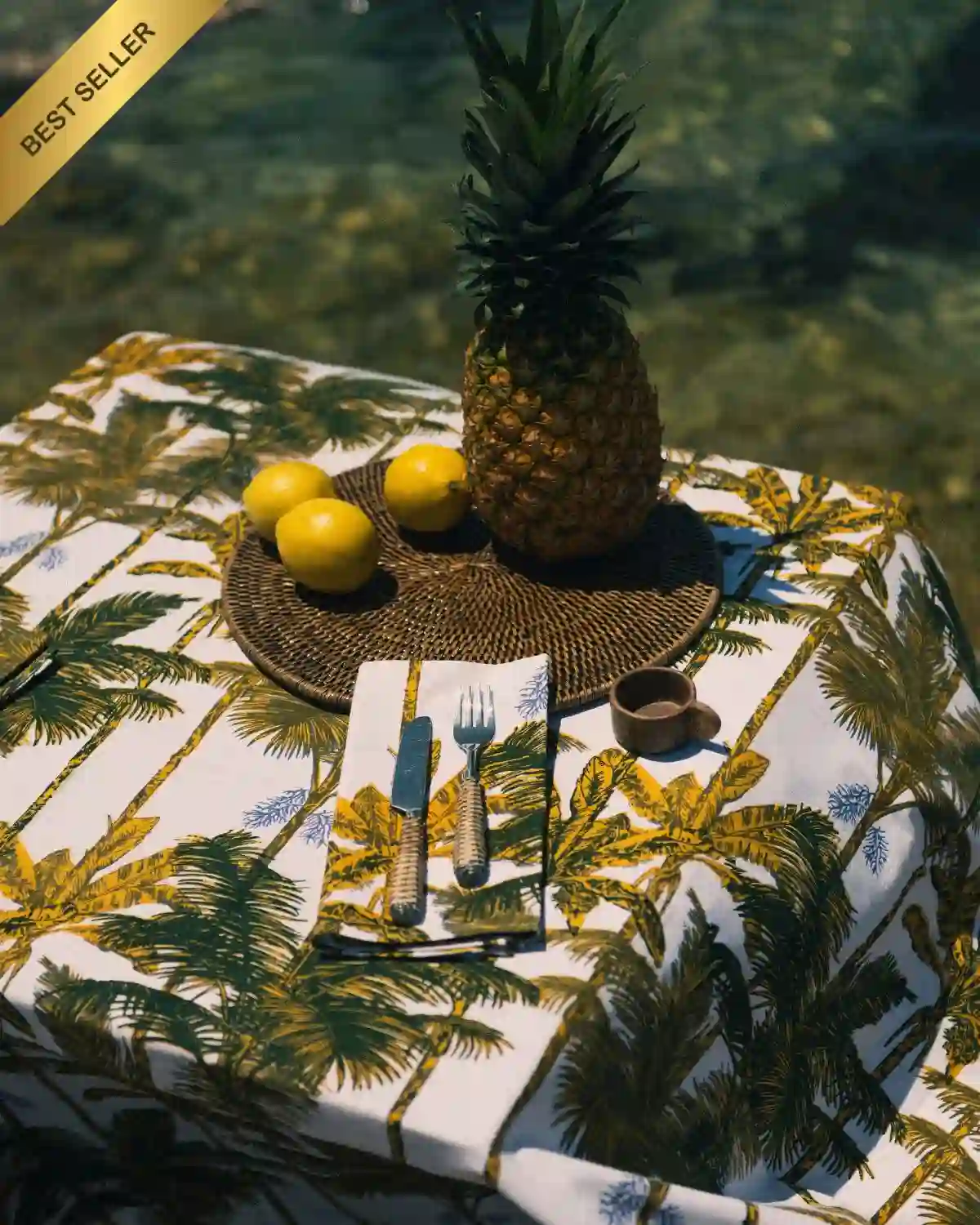 El Mantel Palmera Mostaza aporta luminosidad y un aire mediterráneo a cualquier mesa. Uno de los favoritos de nuestras clientas.