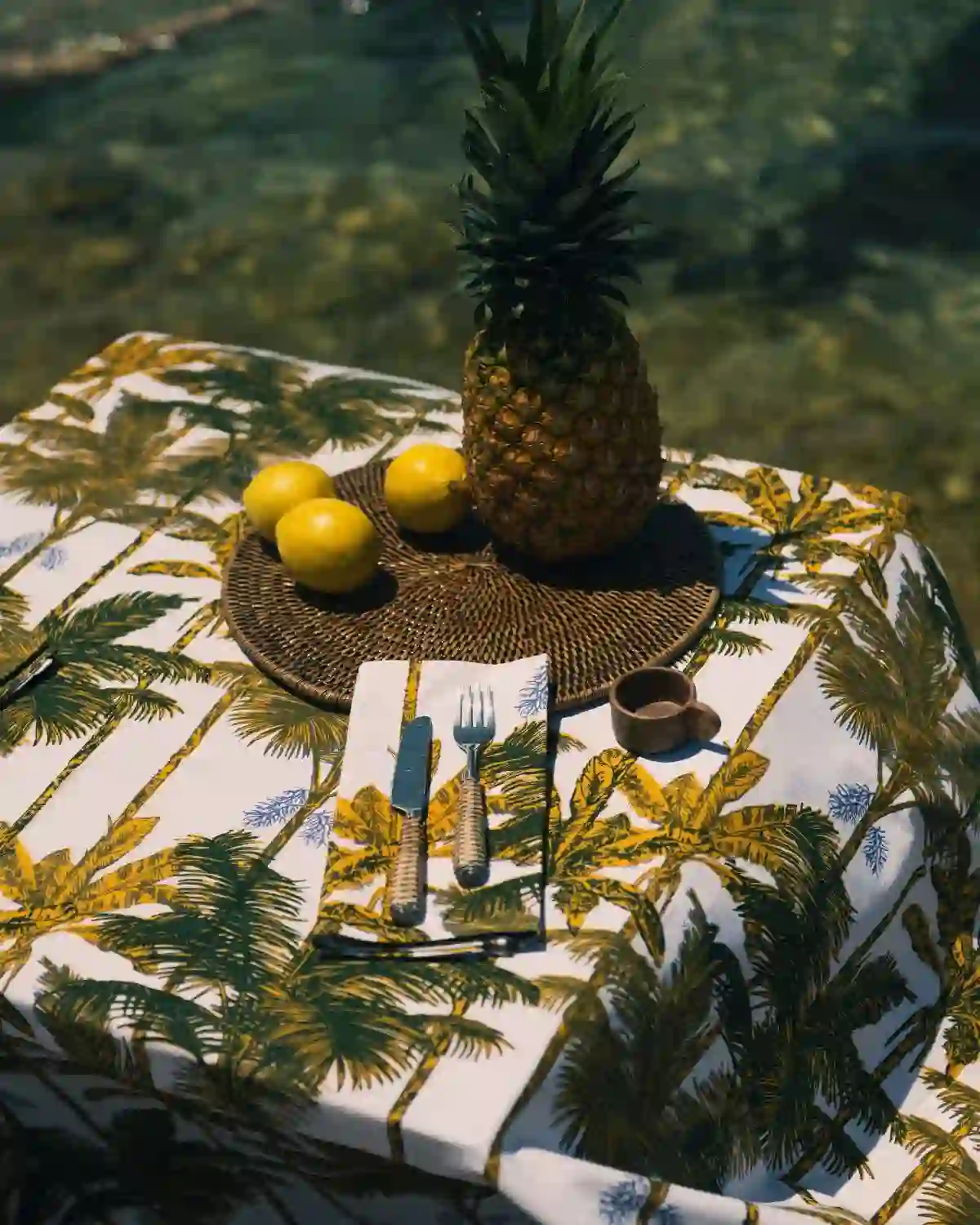 El estampado de palmeras del Mantel Palmeras Mostaza transforma cada comida en una experiencia inspirada en el Mediterráneo.