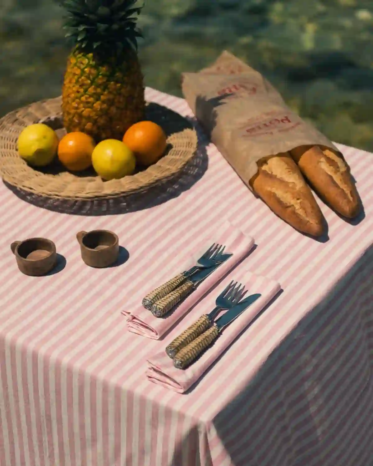 Un mantel de algodón diseñado para crear mesas acogedoras con un aire mediterráneo y elegante.