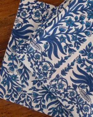 Mantel de algodón Enredadera Azul con estampado botánico en azul cobalto sobre fondo blanco de inspiración mediterránea.