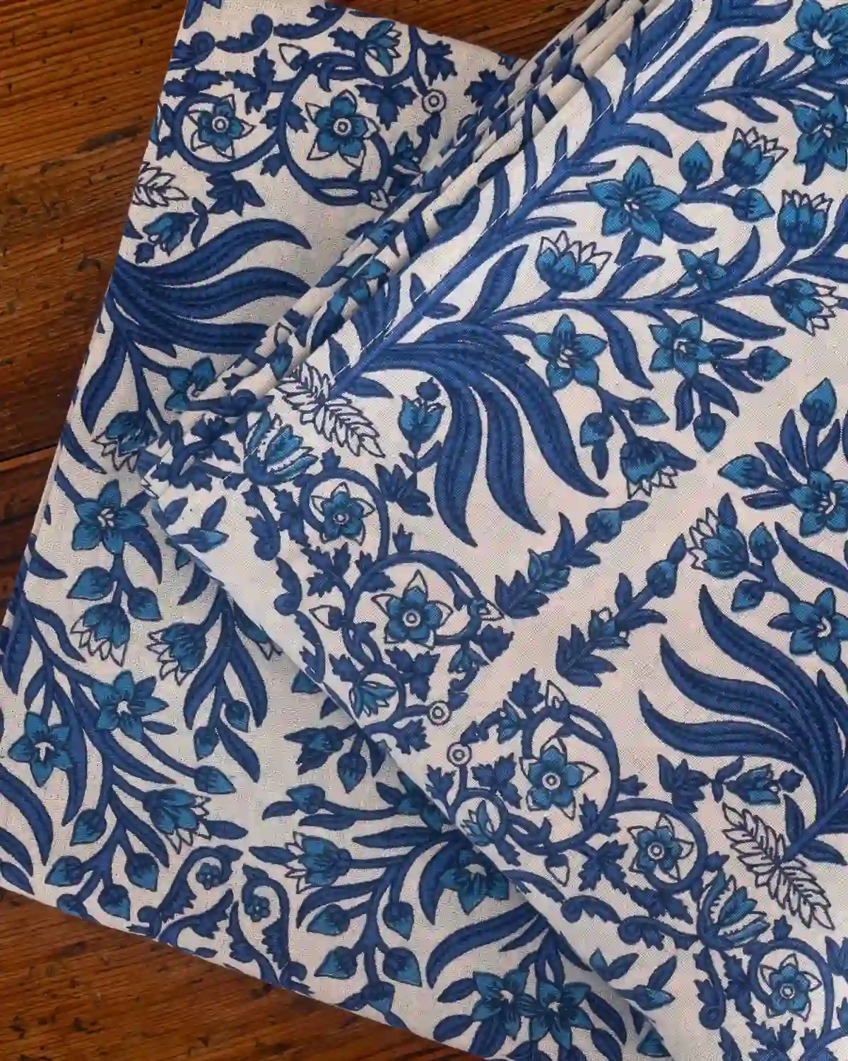 Mantel de algodón Enredadera Azul con diseño floral artesanal inspirado en la naturaleza mediterránea.