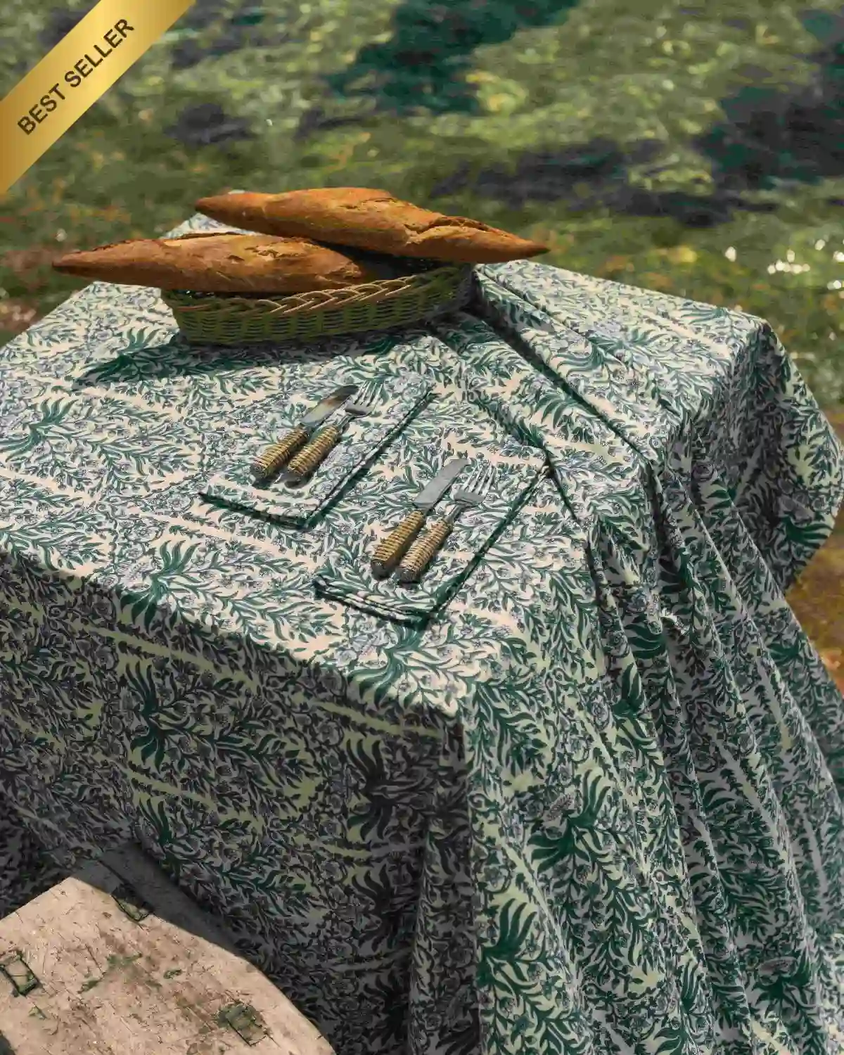 El Mantel Enredadera Verde combina un elegante estampado botánico en tonos verdes con el estilo mediterráneo característico de Cassai Home. Uno de nuestros más vendidos.