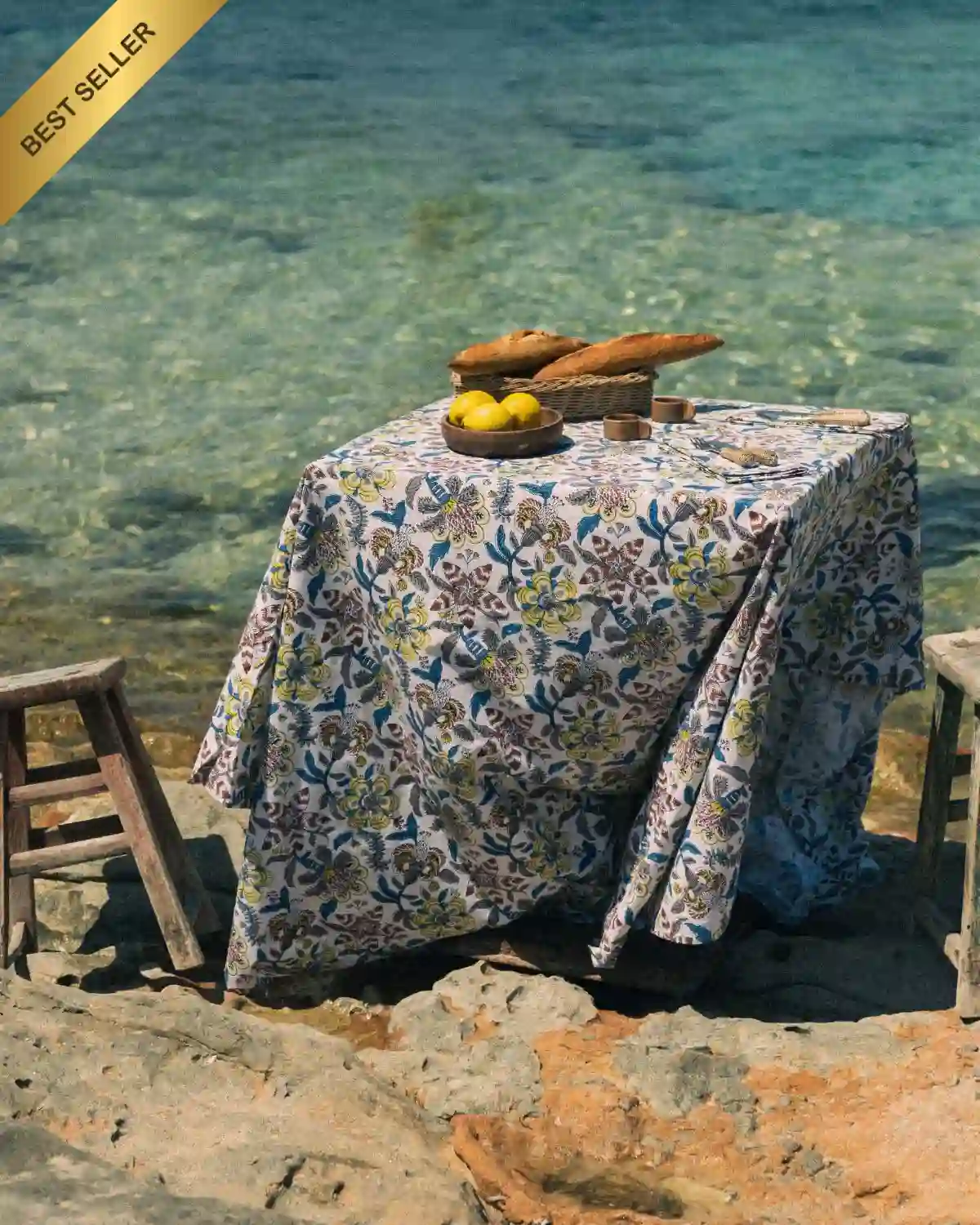 El Mantel Flor Cupido Azul combina un delicado estampado floral con inspiración mediterránea. Uno de los más vendidos de Cassai Home.