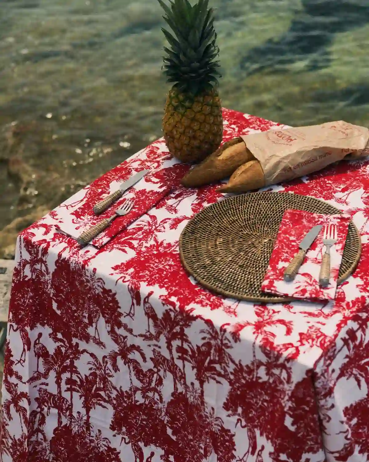 Los detalles del estampado Garza Roja convierten cada mesa en una celebración del diseño y el estilo mediterráneo.