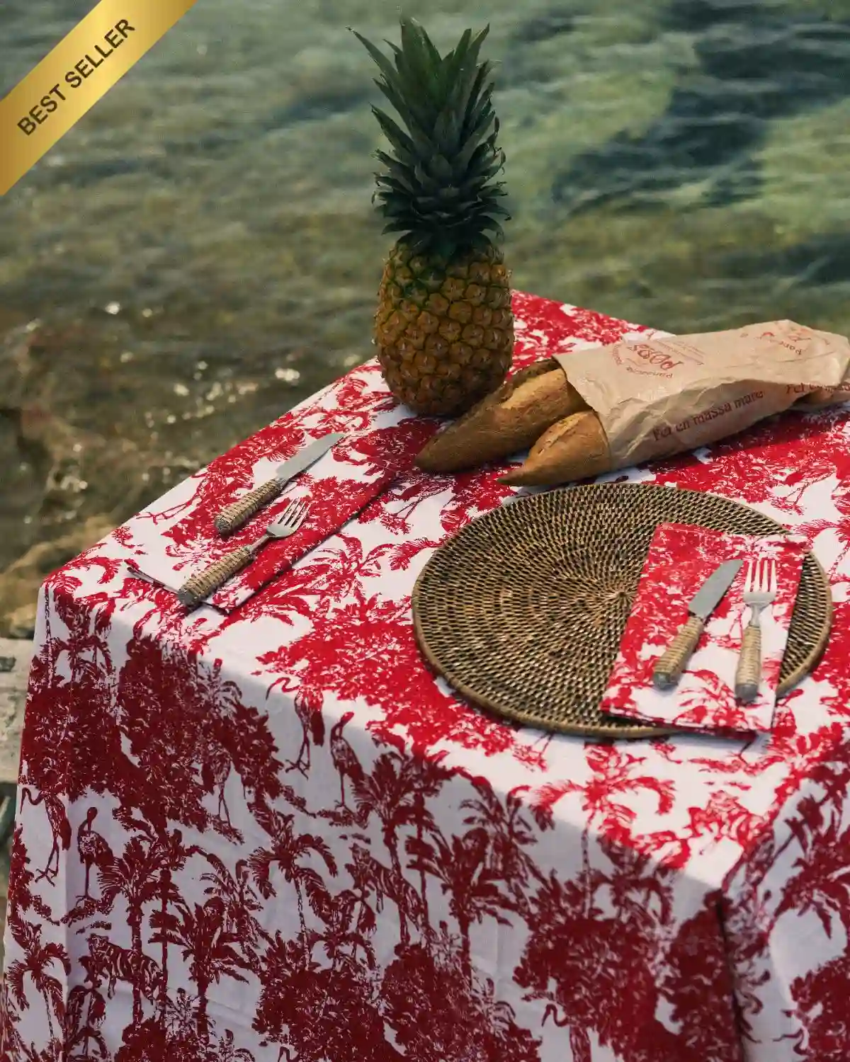 El Mantel Garza Roja combina un elegante estampado en rojo sobre fondo blanco con inspiración mediterránea.