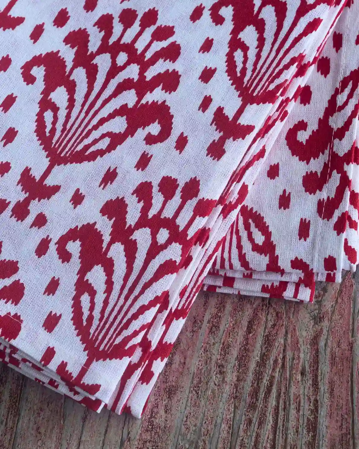 Mantel Imperial Rojo confeccionado en algodón 100 % con estampado ikat en tonos rojos, ideal para aportar personalidad y un estilo mediterráneo a la mesa.