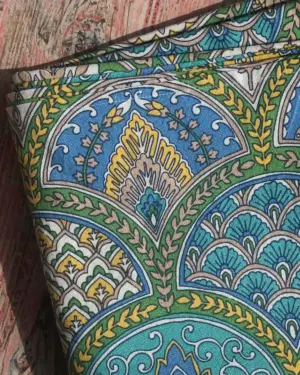 Mantel de algodón India con estampado geométrico multicolor inspirado en mosaicos y azulejos mediterráneos.