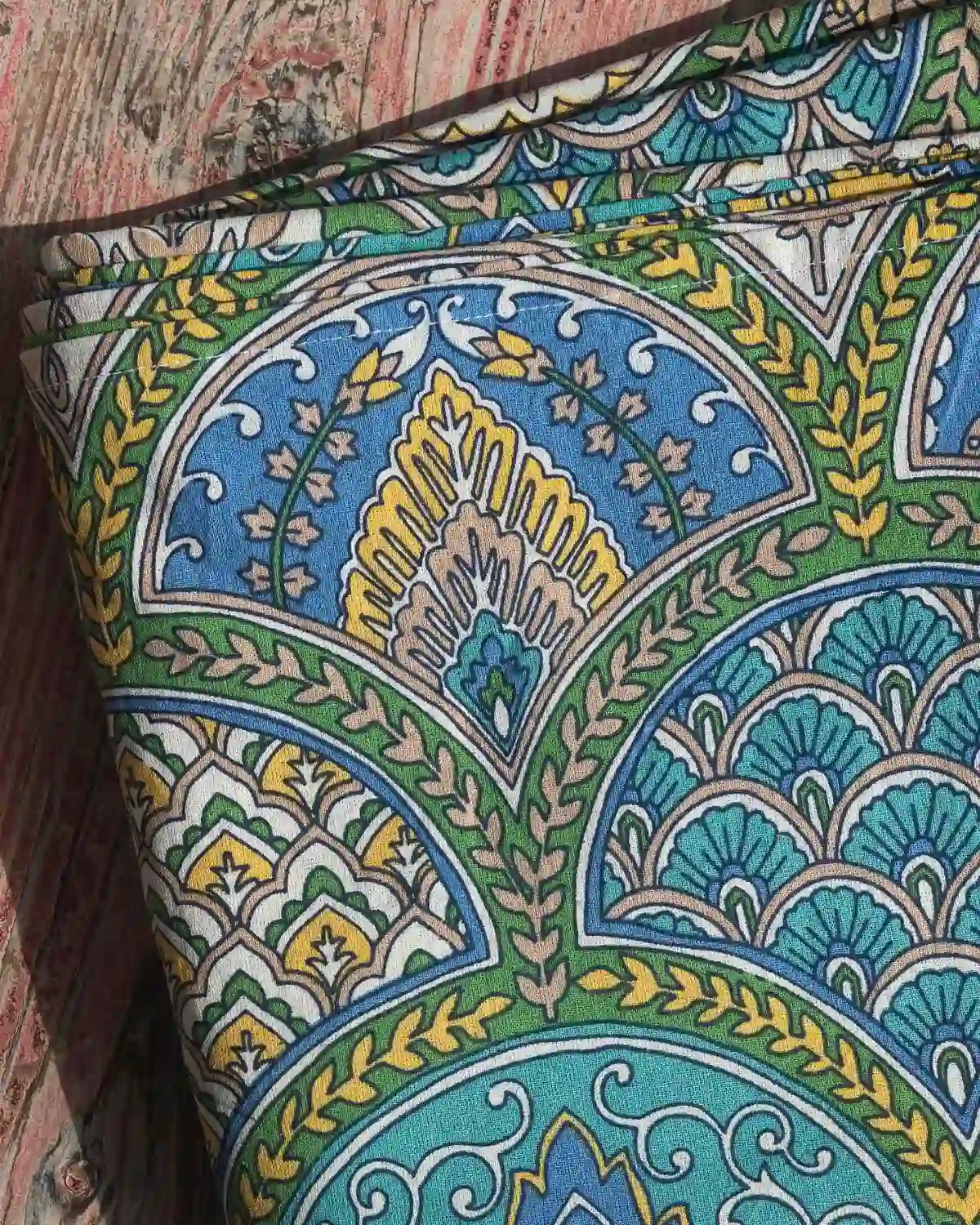Mantel India confeccionado en algodón 100 % con un diseño geométrico inspirado en la artesanía mediterránea.