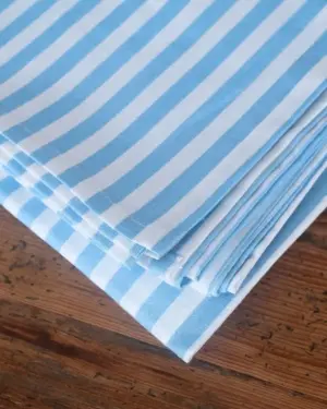 Mantel de mesa Raya Azul confeccionado en algodón 100 % con estampado de rayas azules y blancas de Cassai Home.