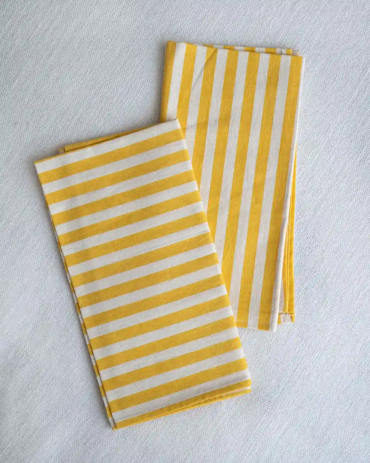 Juego de servilletas de algodón con rayas amarillas y blancas inspirado en el estilo mediterráneo.