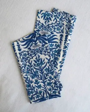 Juego de servilletas de algodón Enredadera Azul con estampado botánico azul cobalto sobre fondo blanco.
