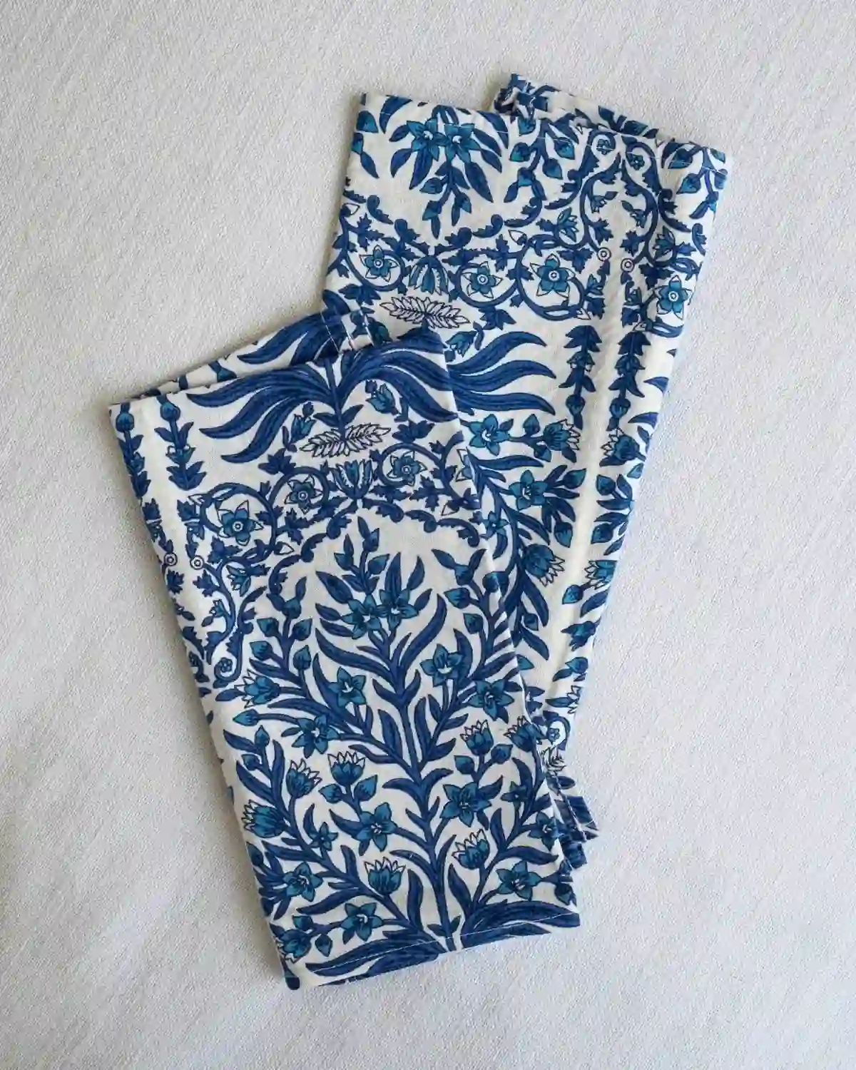 Juego de servilletas Enredadera Azul confeccionadas en algodón 100 % con diseño floral mediterráneo.