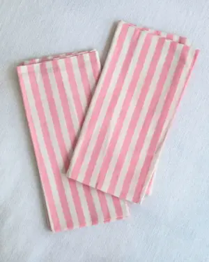 Servilletas de tela Raya Rosa confeccionadas en algodón 100 % con estampado de rayas rosas y blancas de Cassai Home.