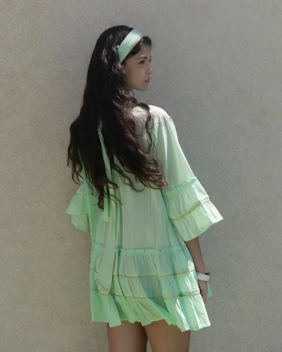 Vestido corto verde menta con caída ligera y diseño femenino ideal para looks de verano