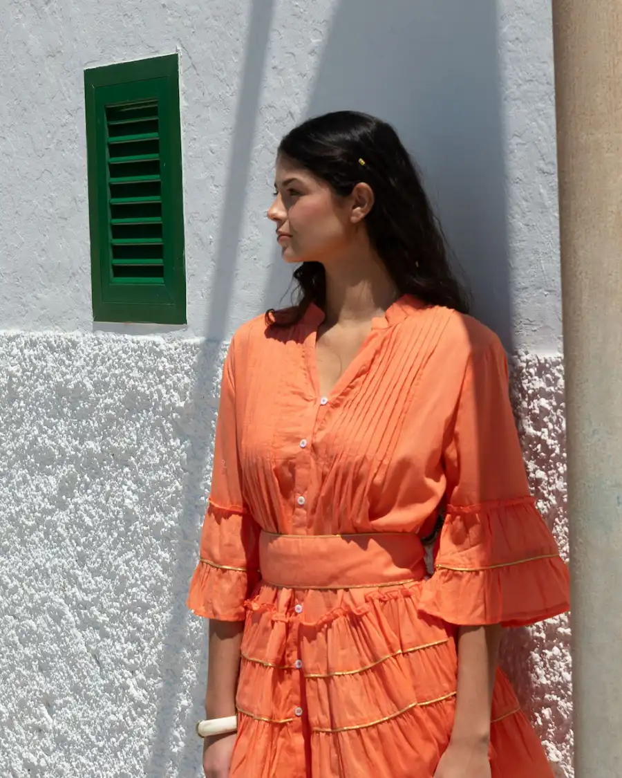 Vestido corto en tono naranja salmón, ideal para un look fresco y elegante en verano