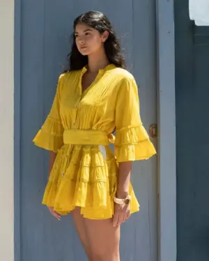 Vestido corto color mostaza mujer con volantes y manga tres cuartos estilo mediterráneo para verano