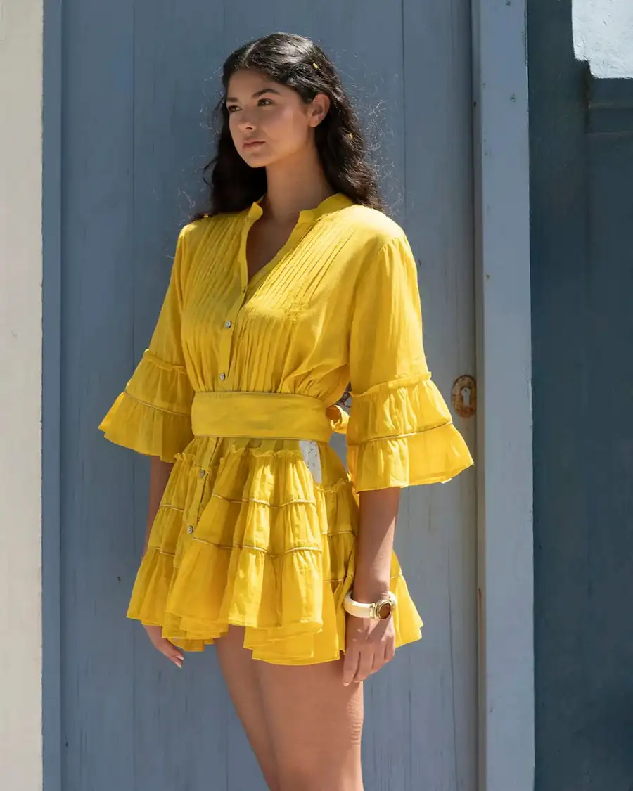 Vestido corto en tono mostaza con diseño ligero ideal para looks de verano