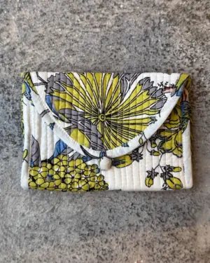monedero de tela para mujer con estampado faisán en tonos verdes y amarillos