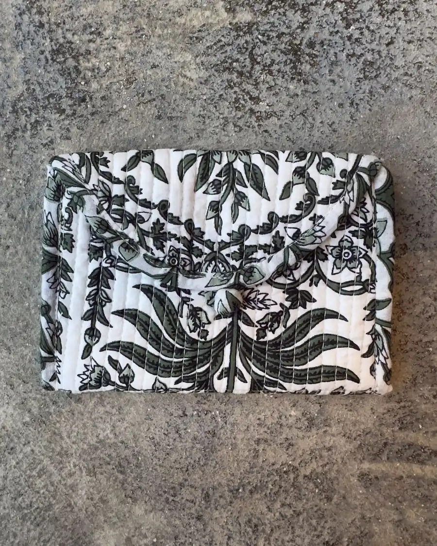 Monedero de tela con estampado de enredadera en tonos verde oliva