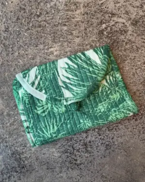 monedero de tela acolchado para mujer con estampado de palmeras en color verde