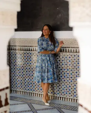 Vestido floral azul de mujer estilo mediterráneo en escenario artesanal con mosaicos decorativos