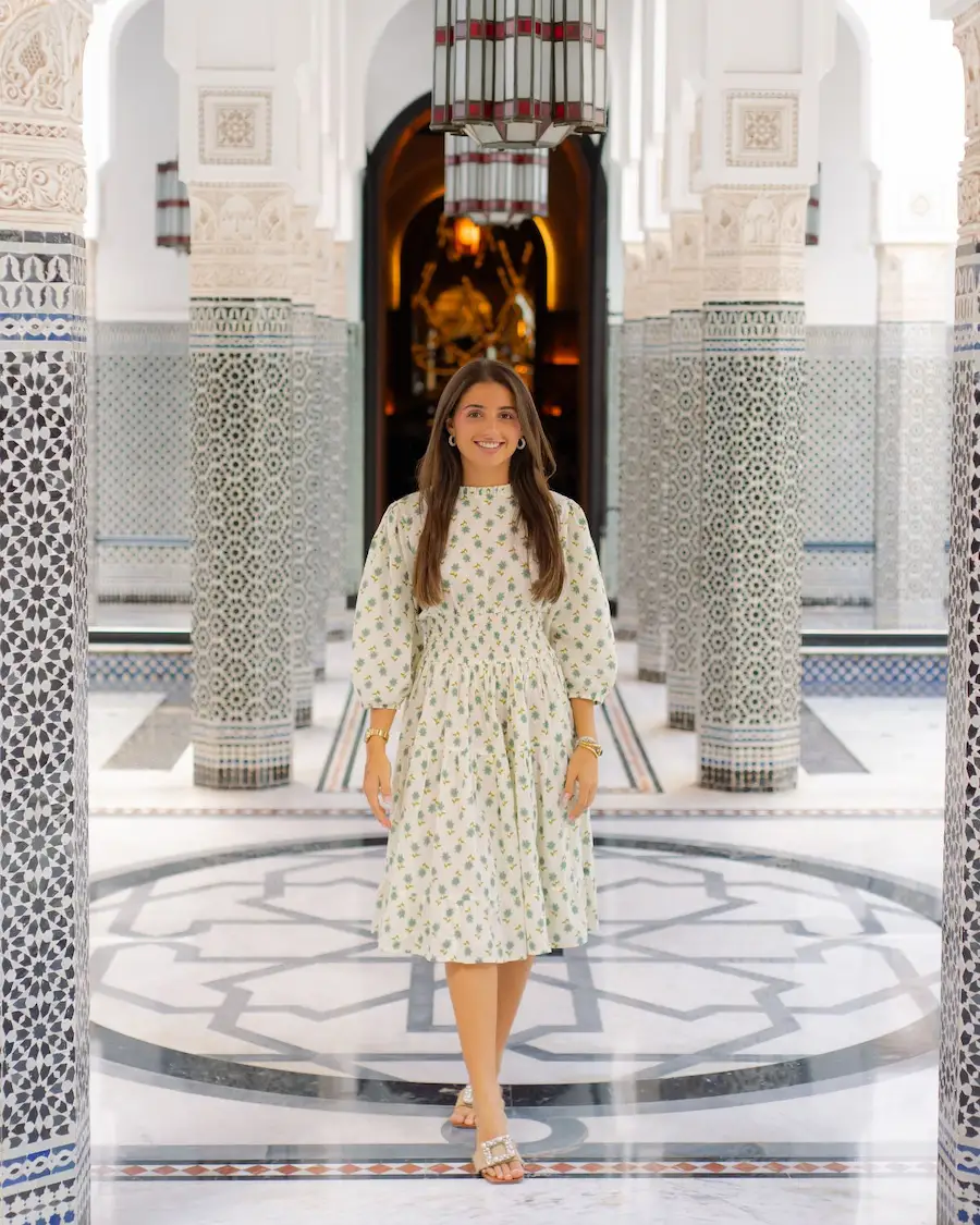 Vestido midi floral blanco y verde inspirado en la moda mediterránea femenina.