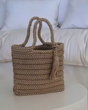 Bolso tote crochet beige artesanal con borla decorativa estilo mediterráneo