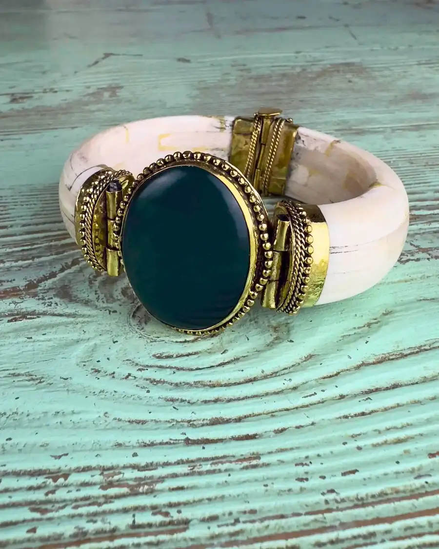 Brazalete Verde Oscuro · Piedra sintética oval · Latón dorado · Hecho a mano en India · Selección Especial Cassai