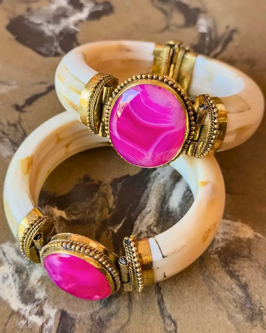 Brazalete Magenta · Piedra sintética oval · Latón dorado · Hueso sintético gris · Hecho a mano en India · Selección Especial Cassai