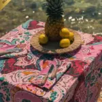 Mantel de algodón Noche Ochentera Rosa con estampado artístico, más vendido de Cassai Home.