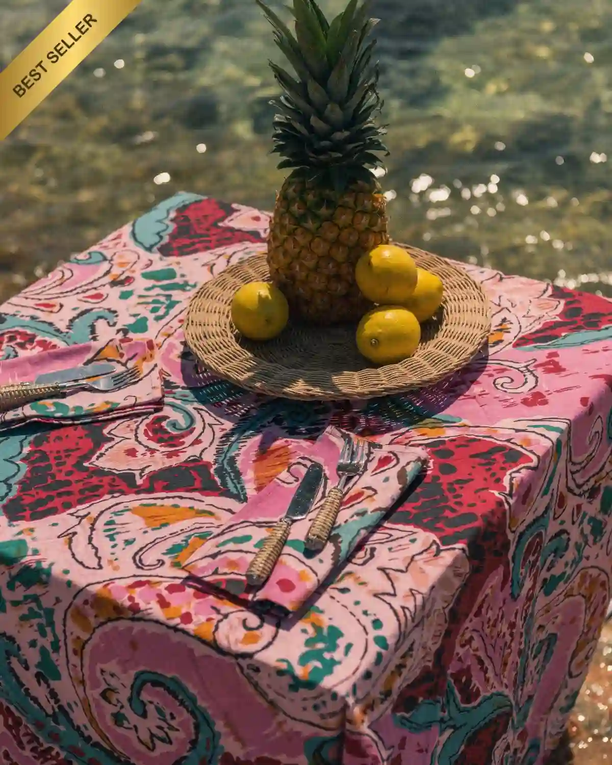 El Mantel Noche Ochentera Rosa destaca por su diseño colorido y su estilo mediterráneo contemporáneo.