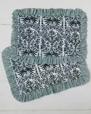 Juego de manteles individuales acolchados Enredadera Verde de algodón con estampado floral botánico y volante de rayas verdes de Cassai Home.