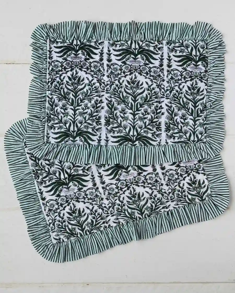 Juego de manteles individuales acolchados Enredadera Verde con estampado botánico y acabado artesanal.

