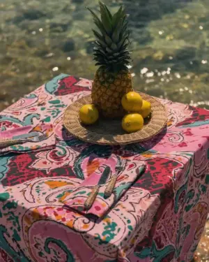 Mantel de mesa rosa estampado con motivos multicolor