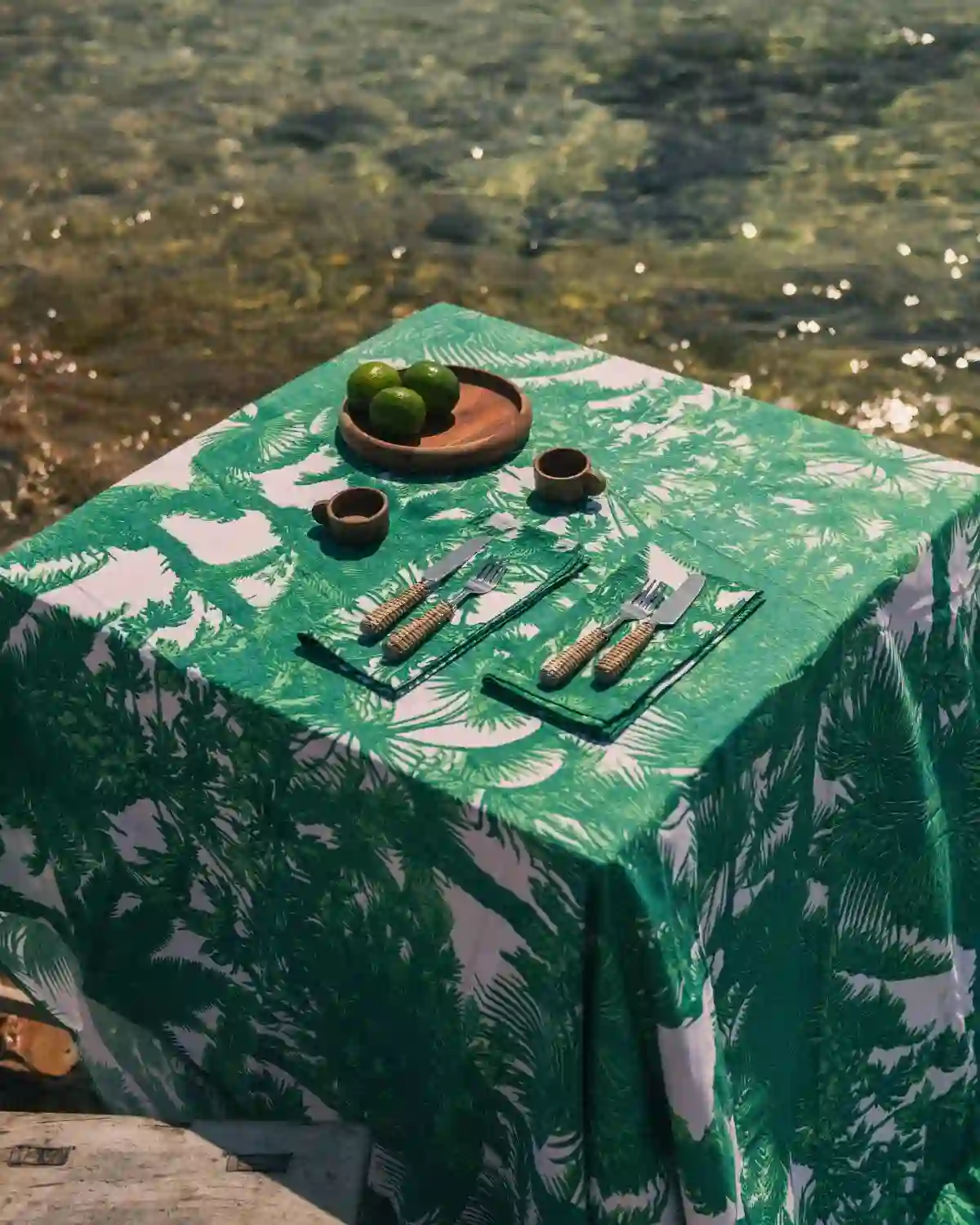 El mantel Palmeras Verdes de Cassai aporta frescura tropical y elegancia mediterránea a las mesas de verano.