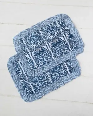 Individual acolchado Enredadera Azul con estampado botánico en tonos azul y blanco, volante de rayas y diseño mediterráneo de Cassai.