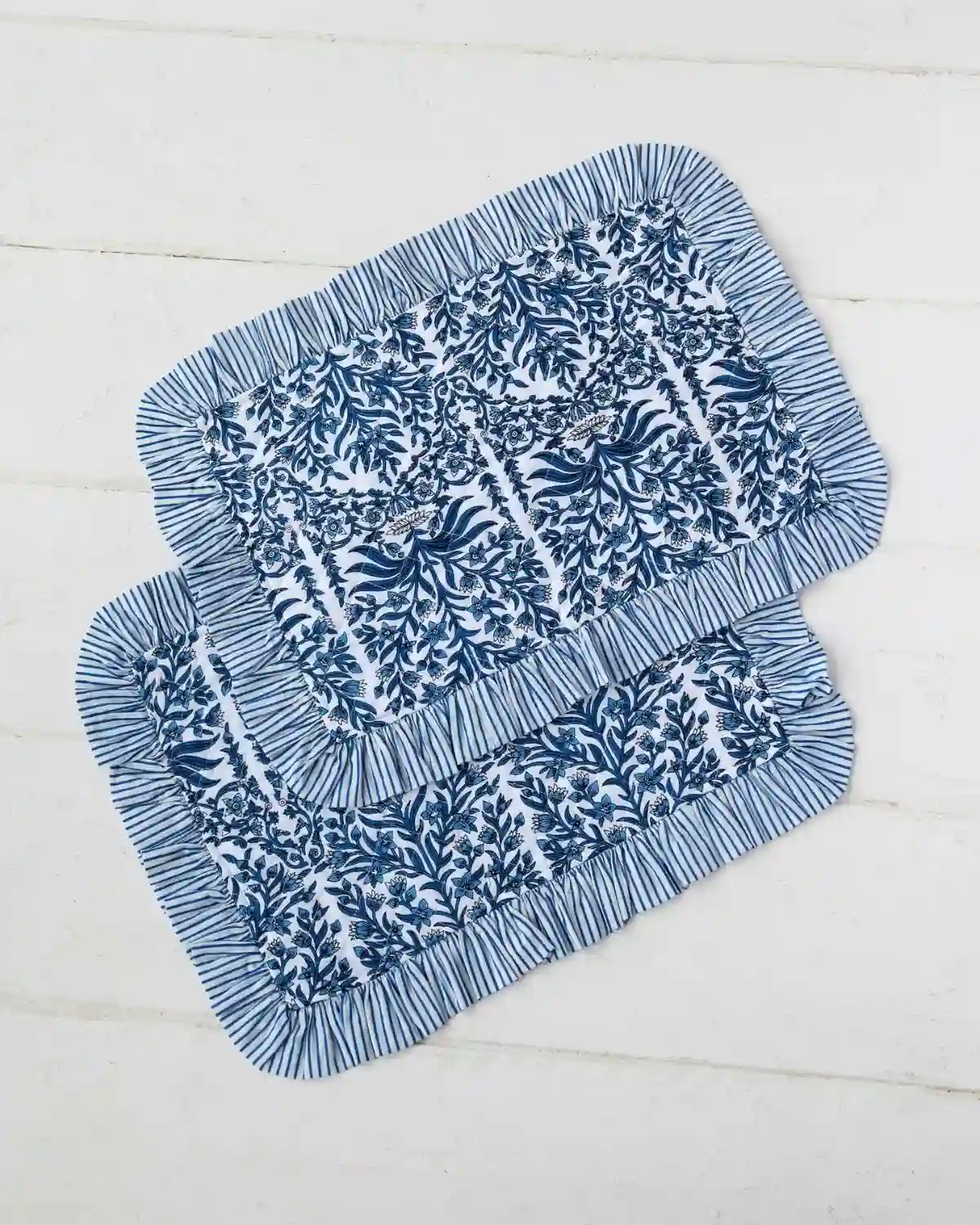 l Individual Acolchado Enredadera Azul combina un estampado botánico atemporal con detalles artesanales para crear mesas elegantes y llenas de inspiración mediterránea.