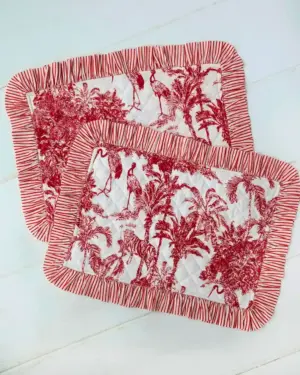 Manteles individuales acolchados Garza Roja de algodón con estampado tropical de garzas, tigre y palmeras en tonos rojos de Cassai Home.